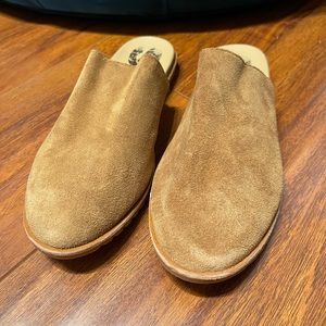 NWOT SOREL CAMEL SUEDE SLIP ONS 6.5 womens